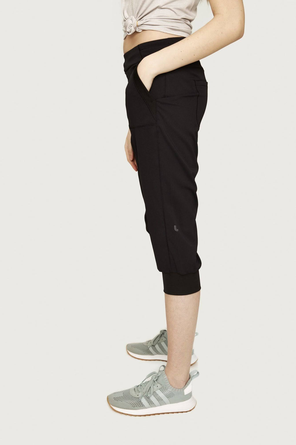 Black L Capris I156