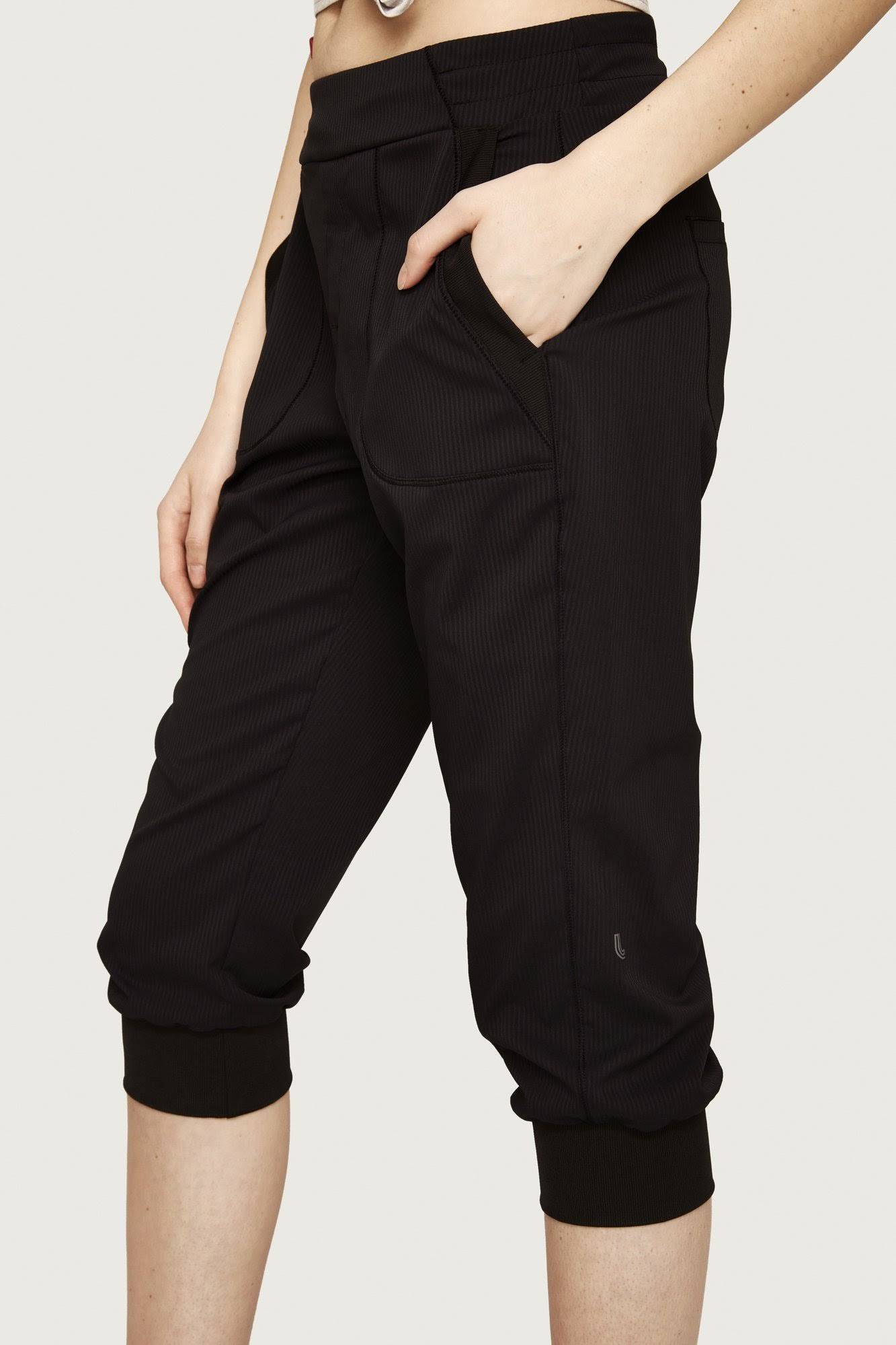 Black L Capris I156